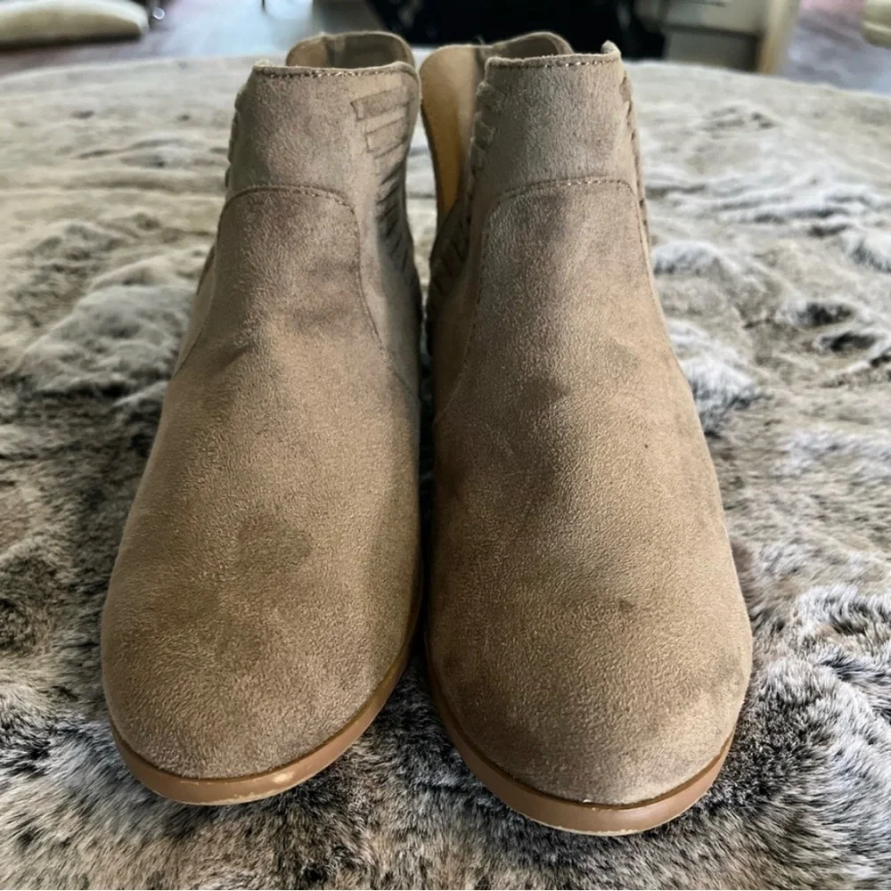 New Ankle Cut Boot Bootie by Soda Womens Size 8.5M Brown Faux Taupe Suede V Cut